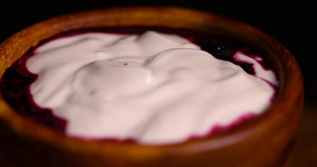 yogurt fatto in casa con mirtilli maturi e marmellata di mirtilli