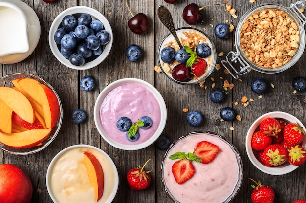 yogurt fatto in casa su uno sfondo di legno vista dall'alto