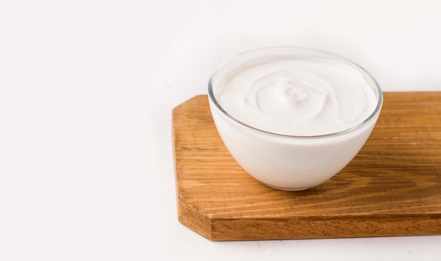 Yogurt fresco su un tagliere di legno