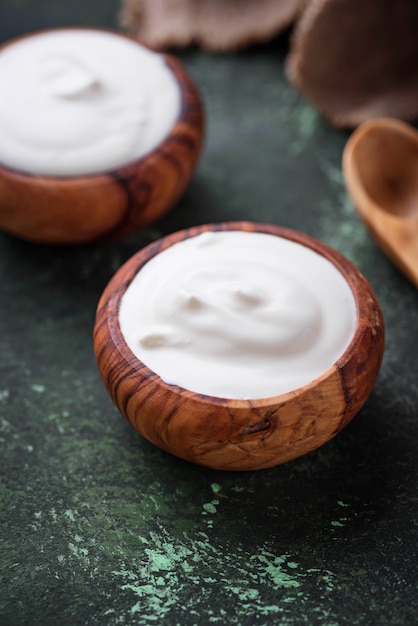 Yogurt greco bianco in ciotola di legno