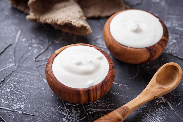 Yogurt greco bianco in ciotola di legno