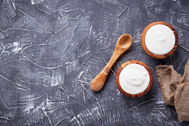 Yogurt greco bianco in ciotola di legno