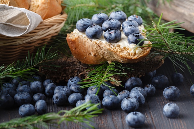 Yogurt greco casalingo e mirtilli freschi delle bacche in un barattolo