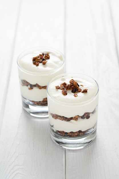 Yogurt greco con muesli in vasetto di vetro Parfait