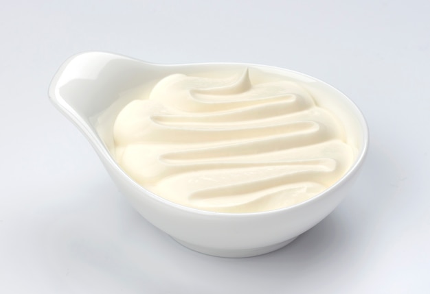 Yogurt greco in una tazza isolata