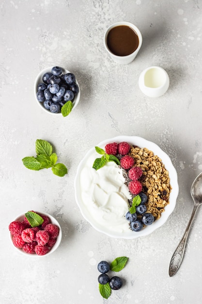 Yogurt greco naturale, muesli e frutti di bosco.