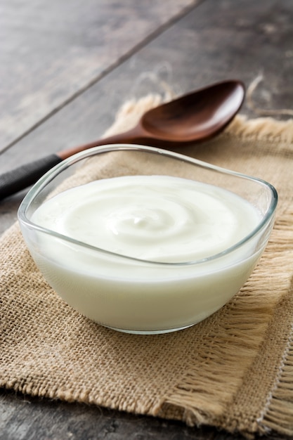 Yogurt greco sul tavolo di legno