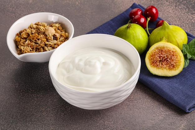 Yogurt greco tradizionale fatto in casa con granola