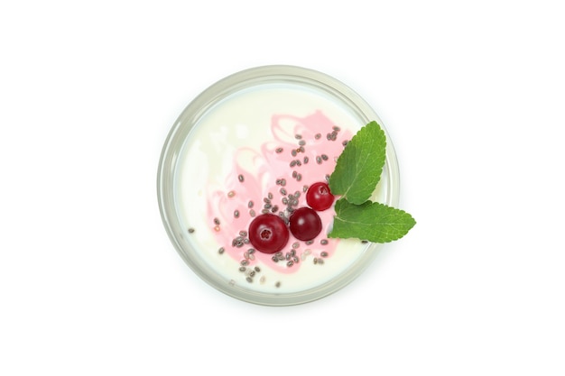 Yogurt gustoso ai frutti di bosco isolato su sfondo bianco