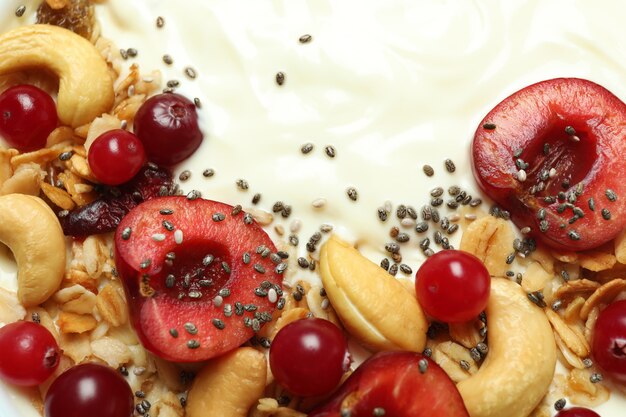 Yogurt gustoso con ingredienti diversi, primo piano