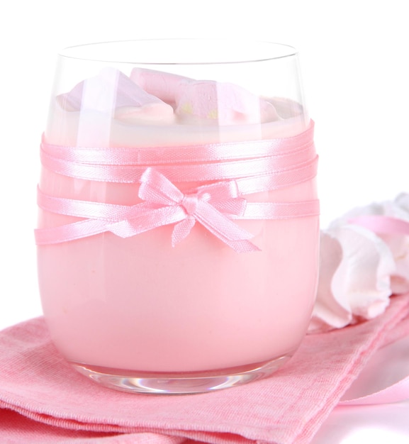 Yogurt gustoso con marshmallow isolato su bianco