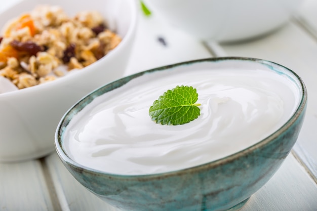 Yogurt muesli e frutti di bosco. Sana colazione con muesli allo yogurt e frutta fresca.