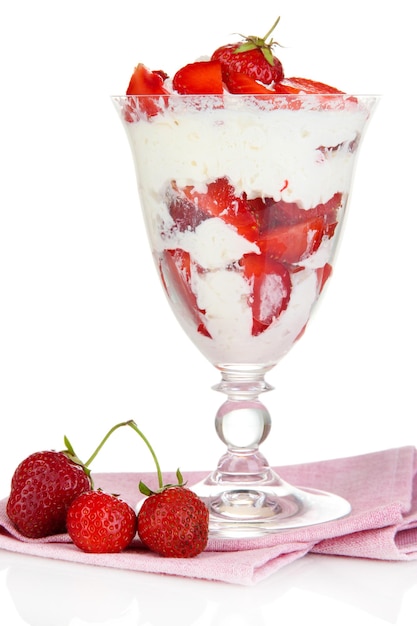 Yogurt naturale con fragole fresche isolate su bianco