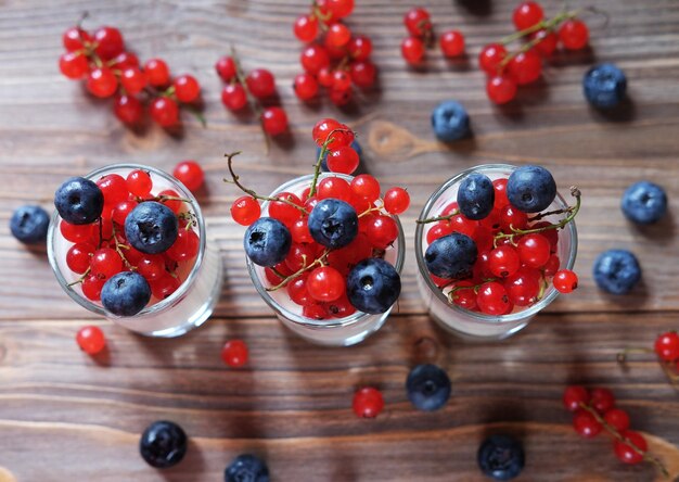 Yogurt naturale con frutti di bosco freschi e muesli Dessert sano Vista dall'alto