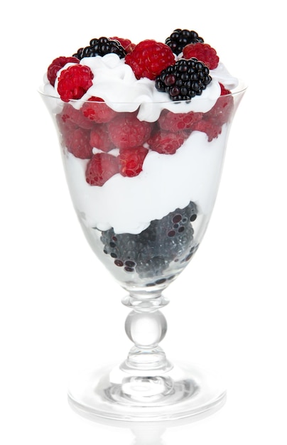 Yogurt naturale con frutti di bosco freschi isolati su bianco