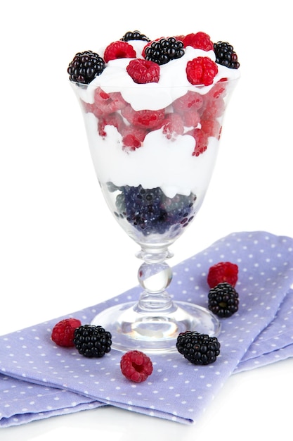 Yogurt naturale con frutti di bosco freschi isolati su bianco