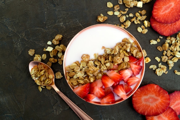 Yogurt naturale fatto in casa con fragole e muesli.