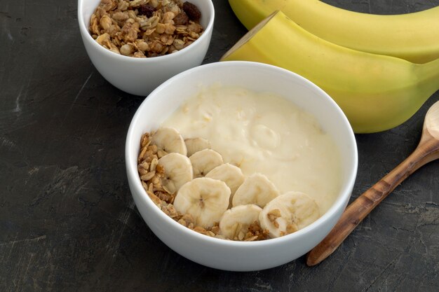 Yogurt naturale fatto in casa con muesli e banana.