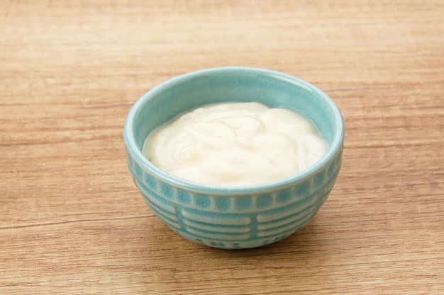 Yogurt naturale fresco e sano in una piccola ciotola