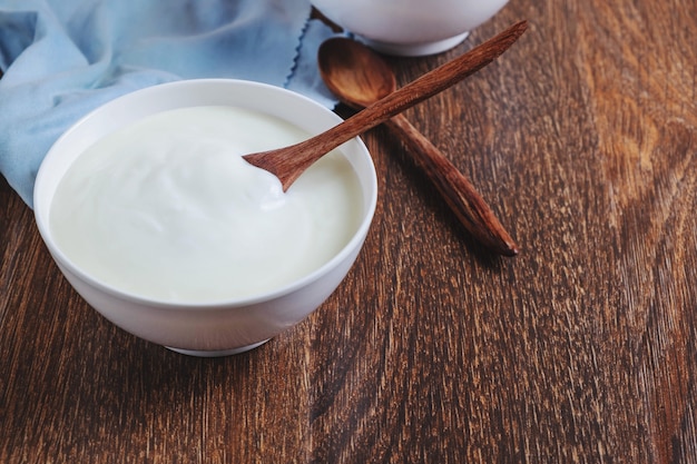 Yogurt naturale su un legno