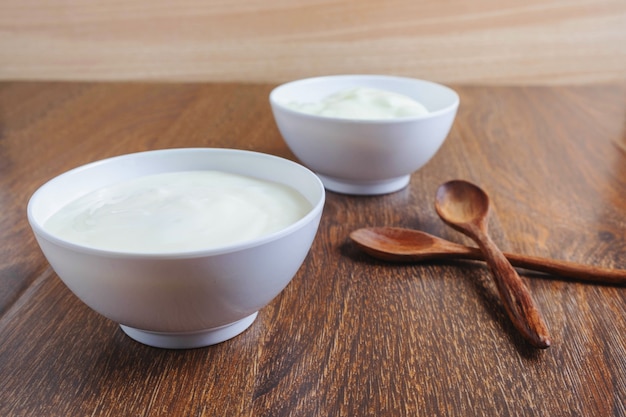 Yogurt naturale su uno sfondo di legno