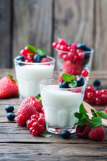 Yogurt sano con mix di frutti di bosco