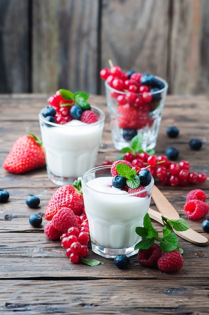 Yogurt sano con mix di frutti di bosco