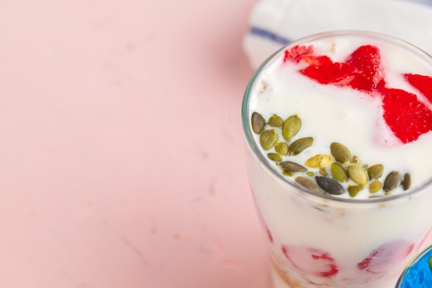 Yogurt sano fatto in casa con muesli e mirtilli