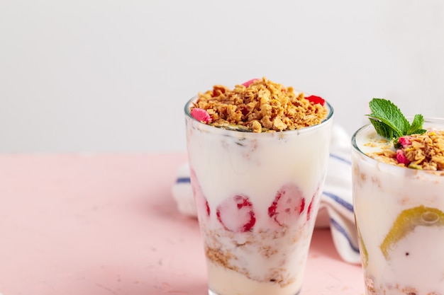 Yogurt sano fatto in casa con muesli e mirtilli