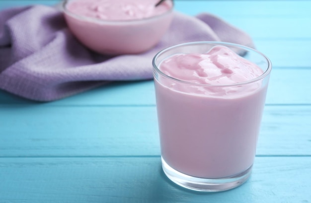 Yogurt saporito in vetro sulla tavola di legno