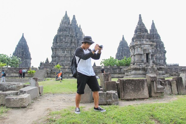 Yogyakarta Luglio 2021 Giovane in posa con il Tempio di Prambanan sullo sfondo