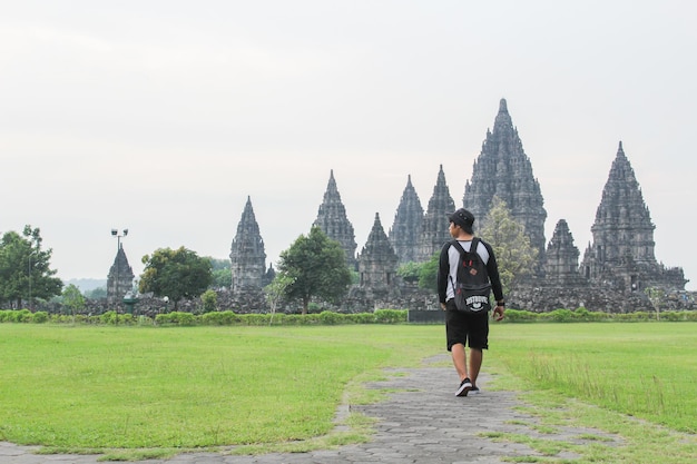 Yogyakarta Luglio 2021 Giovane in posa con il Tempio di Prambanan sullo sfondo