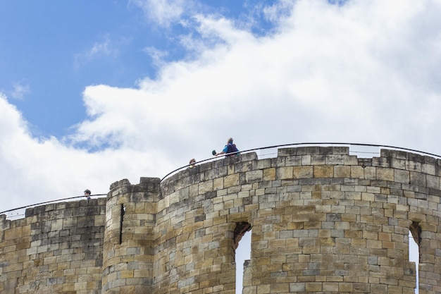 YORK INGHILTERRA GIU 11 2017 La gente cammina sulla cima della Torre di Clifford a York