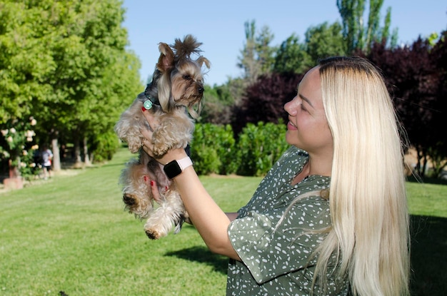 Yorkshire Terrier Ragazza che abbraccia un cane di razza Yorkshire Terrier