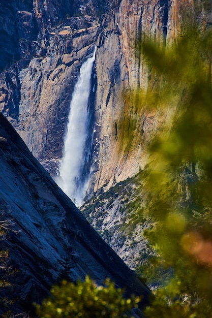 Yosemite cade da lontano attraverso la valle e i pini