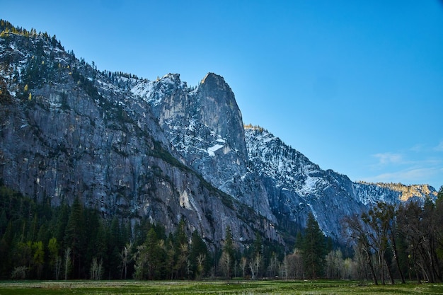 Yosemite Cathedral Rock dal fondovalle