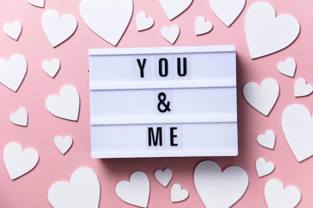 You and Me lightbox messaggio con cuori bianchi su sfondo rosa