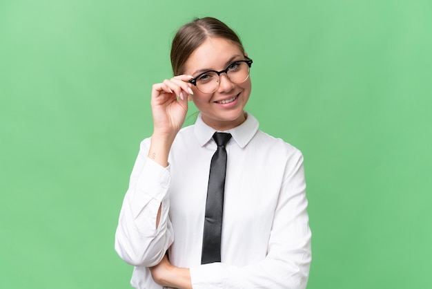 Young business donna caucasica su sfondo isolato con gli occhiali e felice