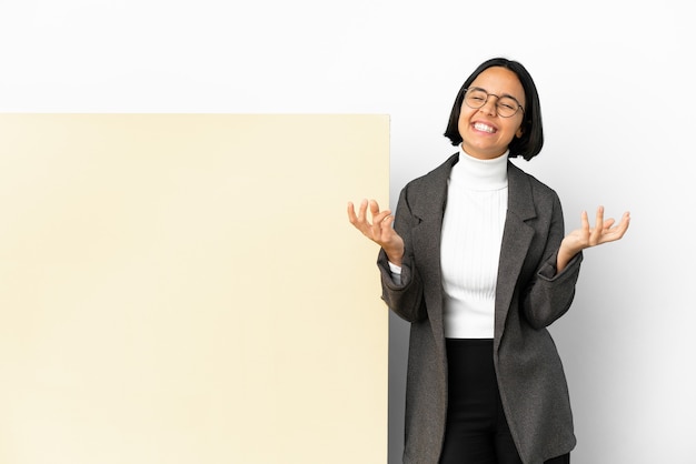 Young business donna di razza mista con con un grande striscione su sfondo isolato sorridente molto