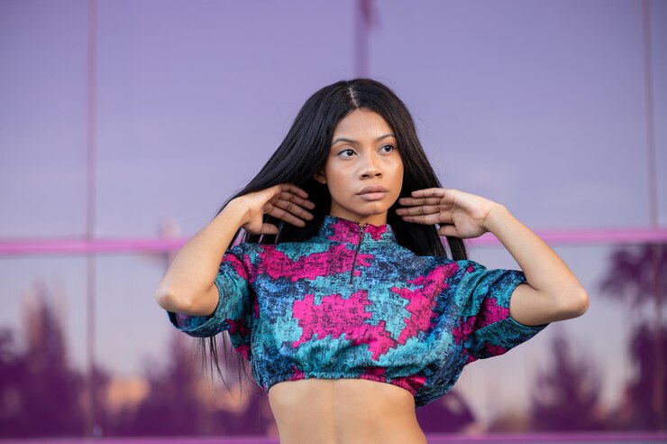 Photo young sexy attractive african american model with long black hair posing for a photo shoot outdoors