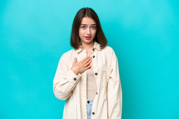 Photo young ukrainian woman isolated on blue background pointing to oneself