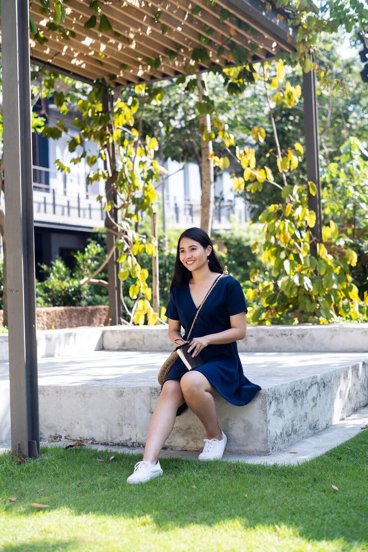 Photo young woman sitting in yard
