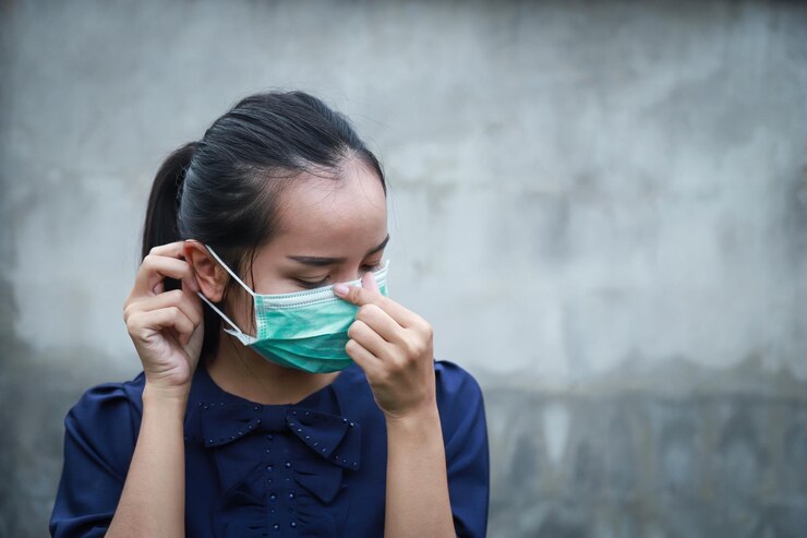 Photo young woman wearing mask against wall
