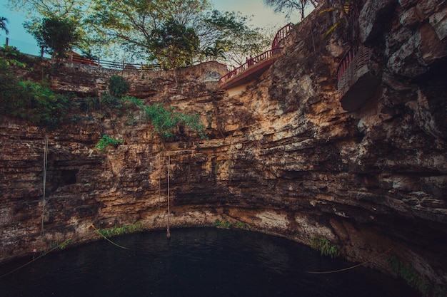 YUCATANMEXICO MARZO 272019 Persone che nuotano al Cenote vicino a Chichen Itza nella penisola dello Yucatan in Messico