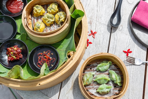 Yumcha, vari dim sum in vaporiera di bambù nel ristorante cinese. Gli gnocchi cinesi servivano la colazione