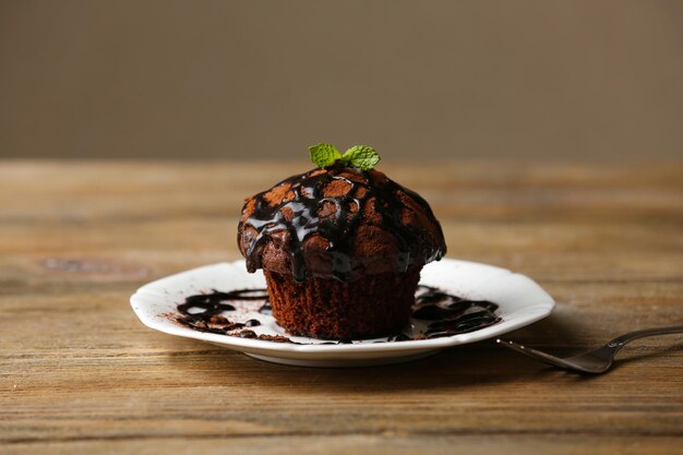 Yummy cupcake al cioccolato sul tavolo