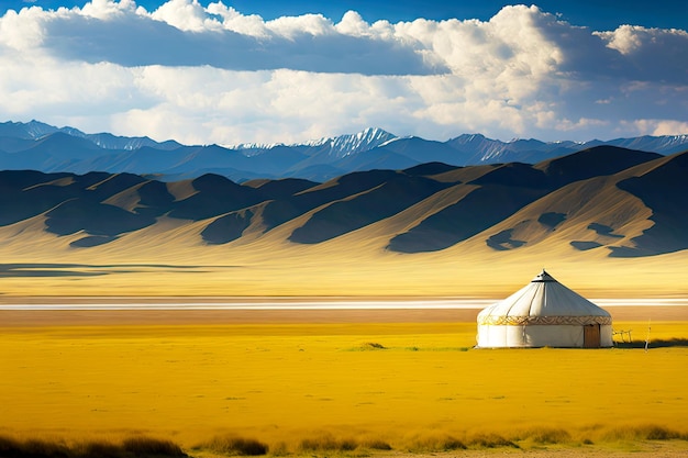 Yurta solitaria del paesaggio naturale sullo sfondo del campo e delle montagne