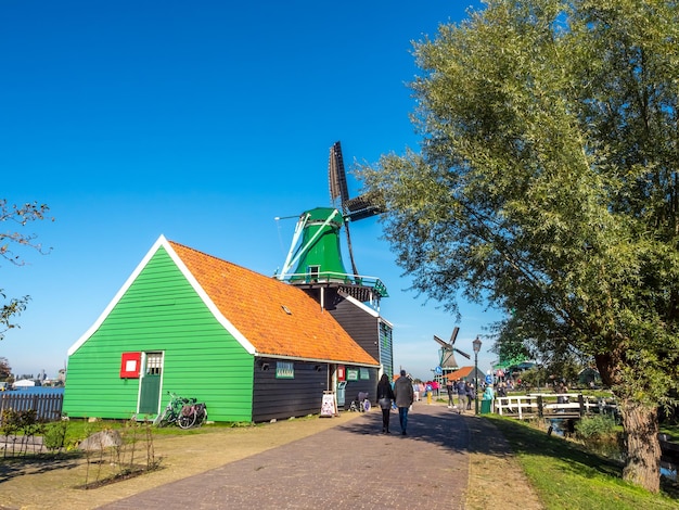 ZAAN SCHANS - 2 OTTOBRE: Il classico mulino a vento storico di Zaan Schans chiamato De Huisman (The Houseman), Paesi Bassi, il 2 ottobre 2015.