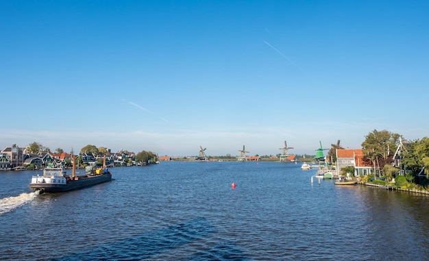 Zaan Schans è un'attrazione popolare nei Paesi Bassi, ha una collezione di mulini e case storici ben conservati, questa vista dal ponte sotto il cielo blu