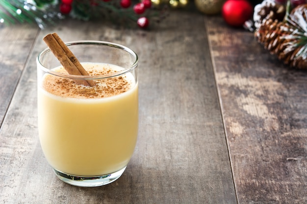 Zabaione casalingo con cannella sulla tavola di legno Dessert tipico di Natale.